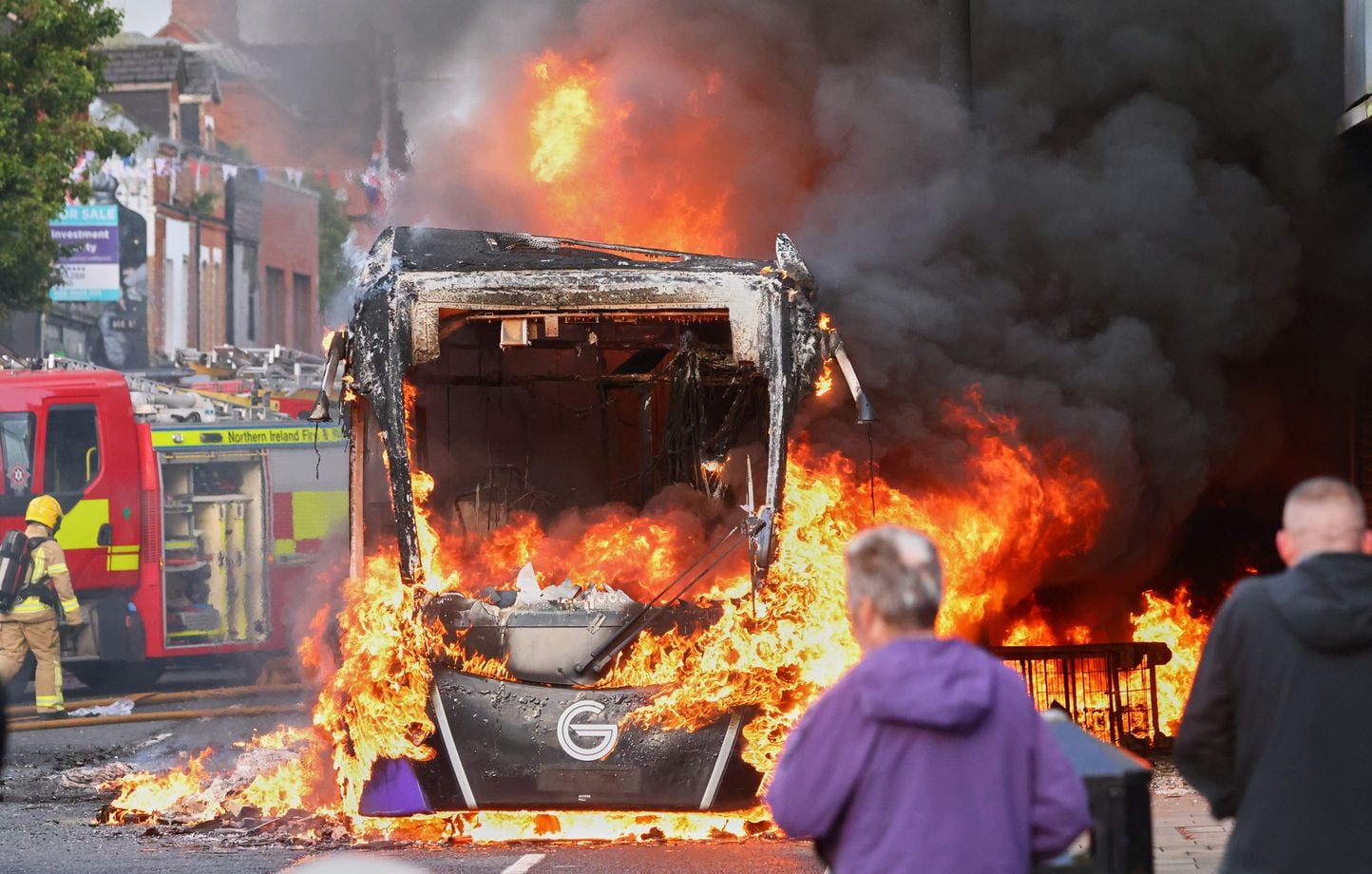 Émeutes à Belfast : violences anti-immigrés et attaques au couteau