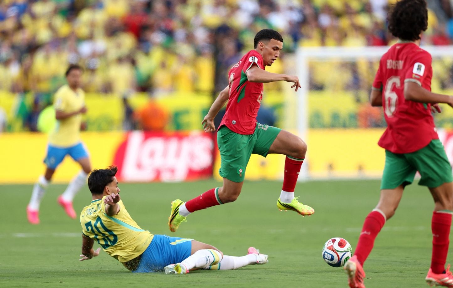 EN DIRECT Brésil - Maroc : Le rythme ne baisse pas, la furia marocaine s'éloigne... Suivez ce choc du Mondial.