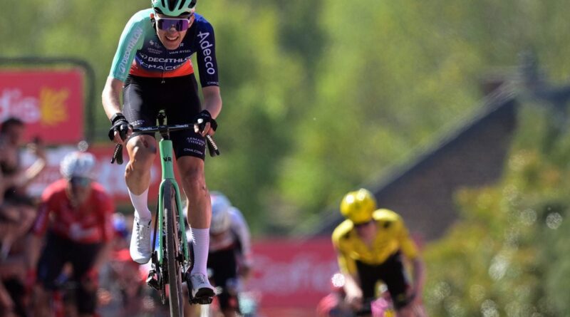 EN DIRECT Tour Auvergne-Rhône-Alpes : Paul Seixas craque au Grand Colombier. Suivez la 7e étape.