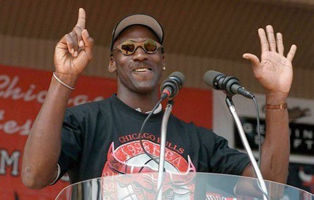 Michael Jordan lève six doigts pour chaque championnat de la dynastie des Chicago Bulls, le 16 juin 1998. Trois remportés en 1991, 1992 et 1993 et trois autres après son come-back en 1996, 1997 et 1998.