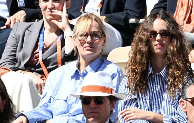 Judith Godrèche, surprise par la vitesse des balles (ou par le soleil ?) lors de la finale féminine de Roland Garros 2026.