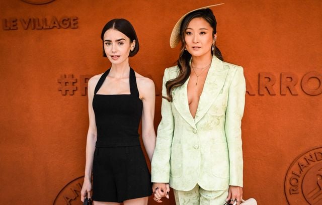 Lily Collins et Ashley Park, stars de la série Emily in Paris, posent devant les photographes avant la finale féminine.