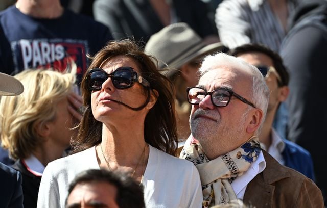 L'animateur Pascal Praud, ancien journaliste sportif, essaie le foulard, bien que ce ne soit pas à la portée de tout le monde.