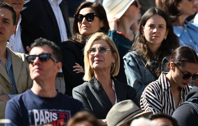 Michel Laroque, sobre mais élégant, préfère observer les oiseaux plutôt que de regarder la finale féminine.