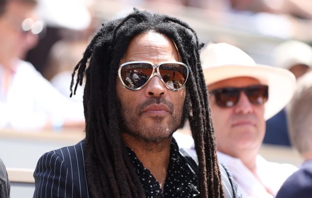Le célèbre Lenny Kravitz a été aperçu ce dimanche en tribune.
