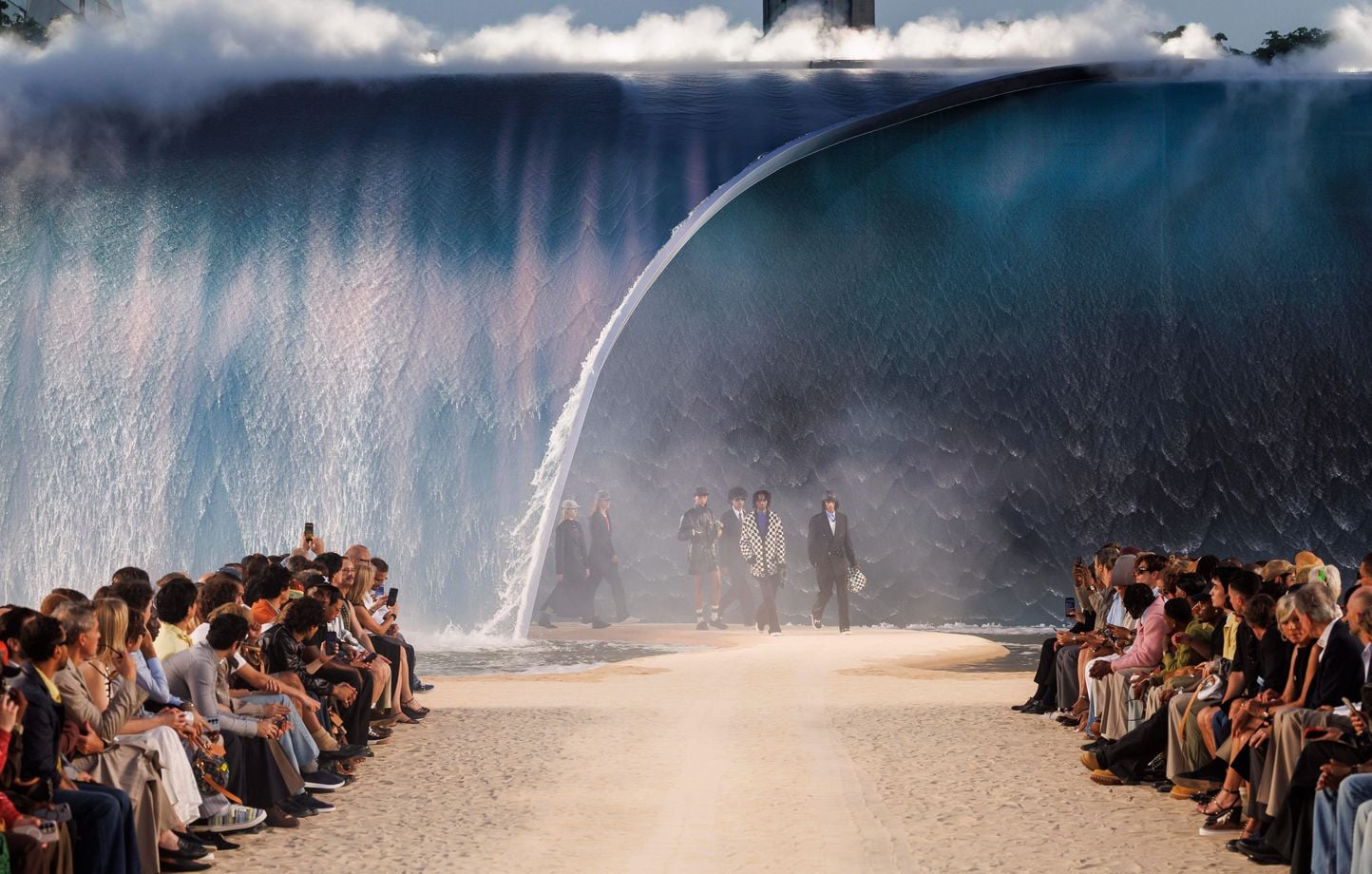 En pleine canicule, le défilé Louis Vuitton ne passe pas inaperçu.