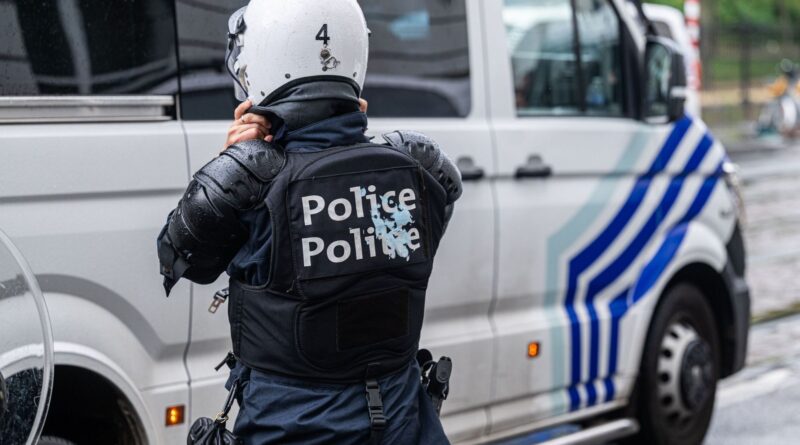 Enquête à Bruxelles sur un comportement policier diffusé en ligne.