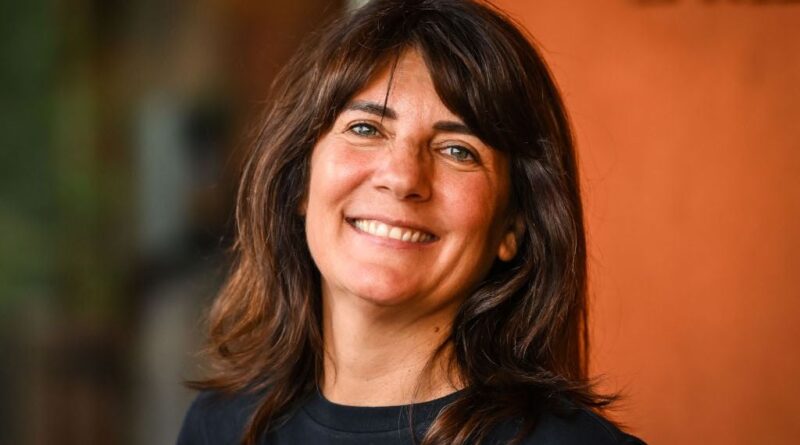 Estelle Denis soutient France Pierron, victime de cyberharcèlement.