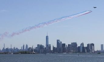 États-Unis : La Patrouille de France brille au-dessus de la Statue de la Liberté