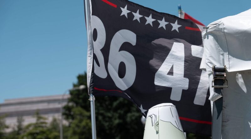 Etats-Unis : Un « 86 47 » sur une pelouse de Washington, inquiétude pour la sécurité de Trump.