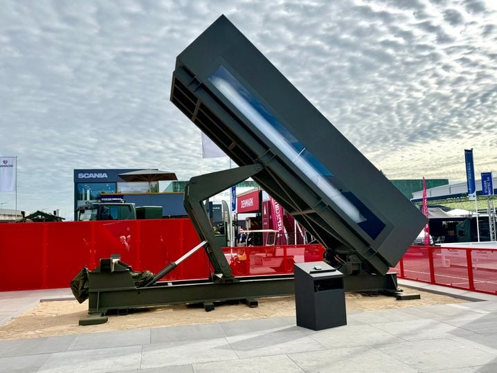 La Land Cruise Missile, sera le lanceur du missile de croisière terrestre de MBDA, que l'on voit ici à l'intérieur.