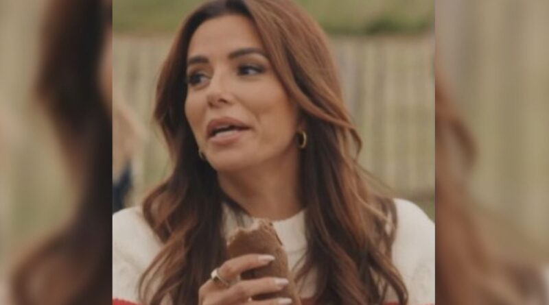 Eva Longoria goûte la galette saucisse et l'adore
