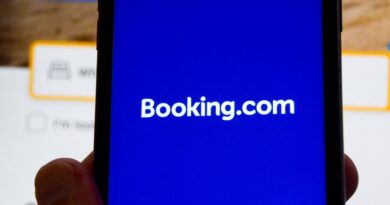 Expulsés pour travaux, leur appartement est cher sur Booking.