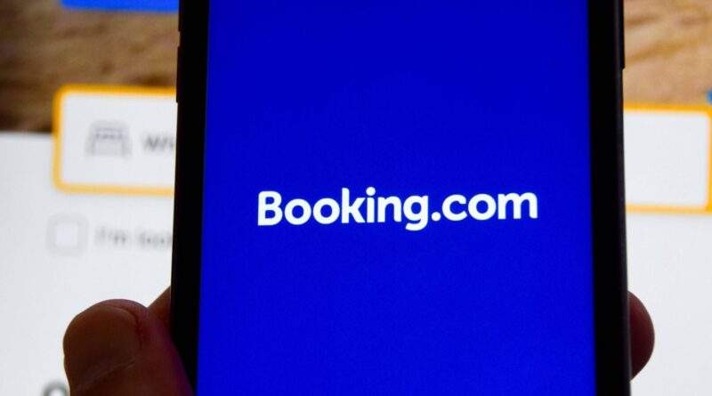 Expulsés pour travaux, leur appartement est cher sur Booking.