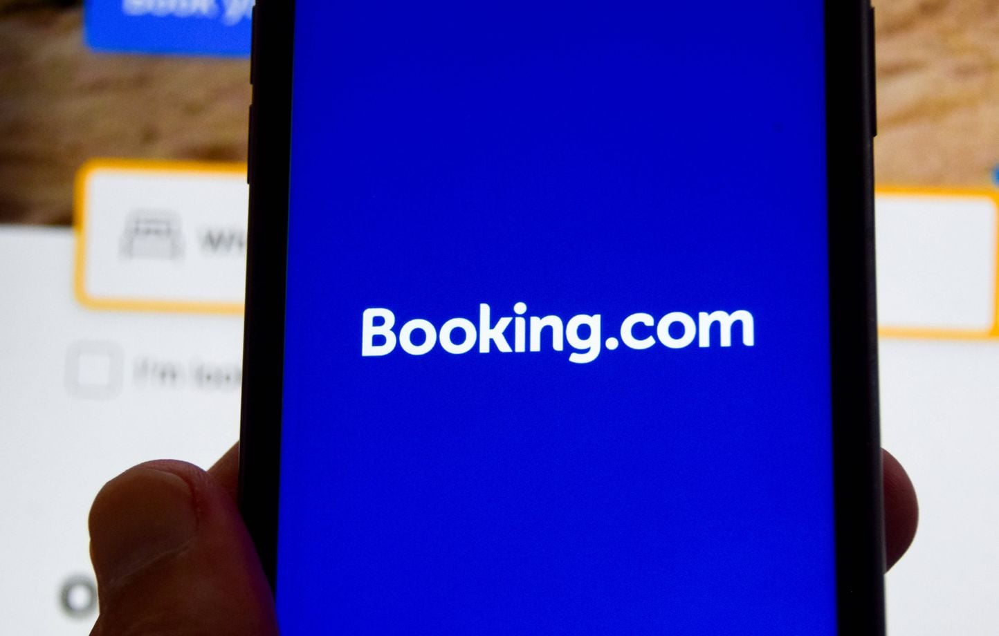 Expulsés pour travaux, leur appartement est cher sur Booking.