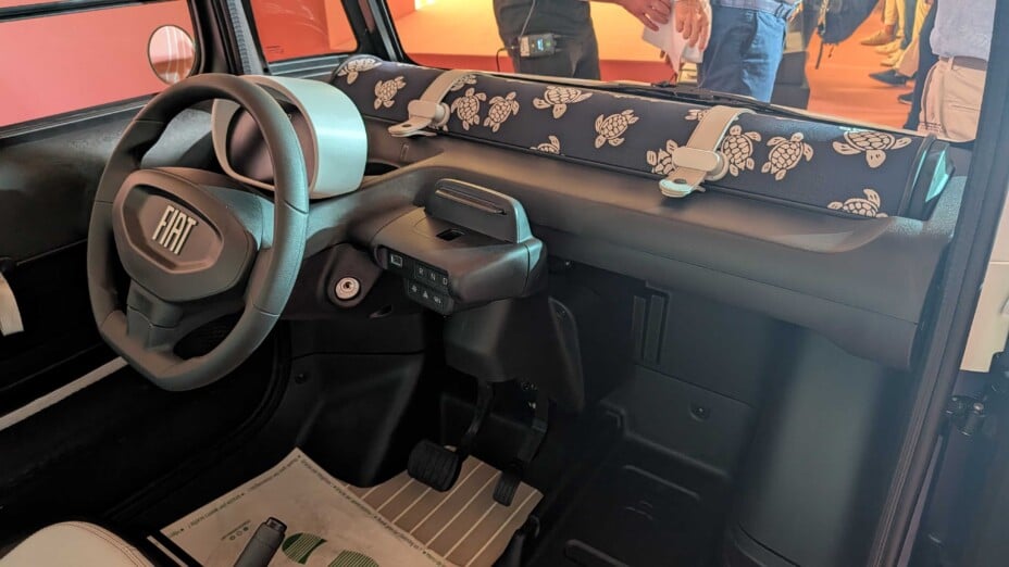Fiat dévoile deux Topolino spéciales pour l'été : Sport et Vilebrequin à toit ouvrant.