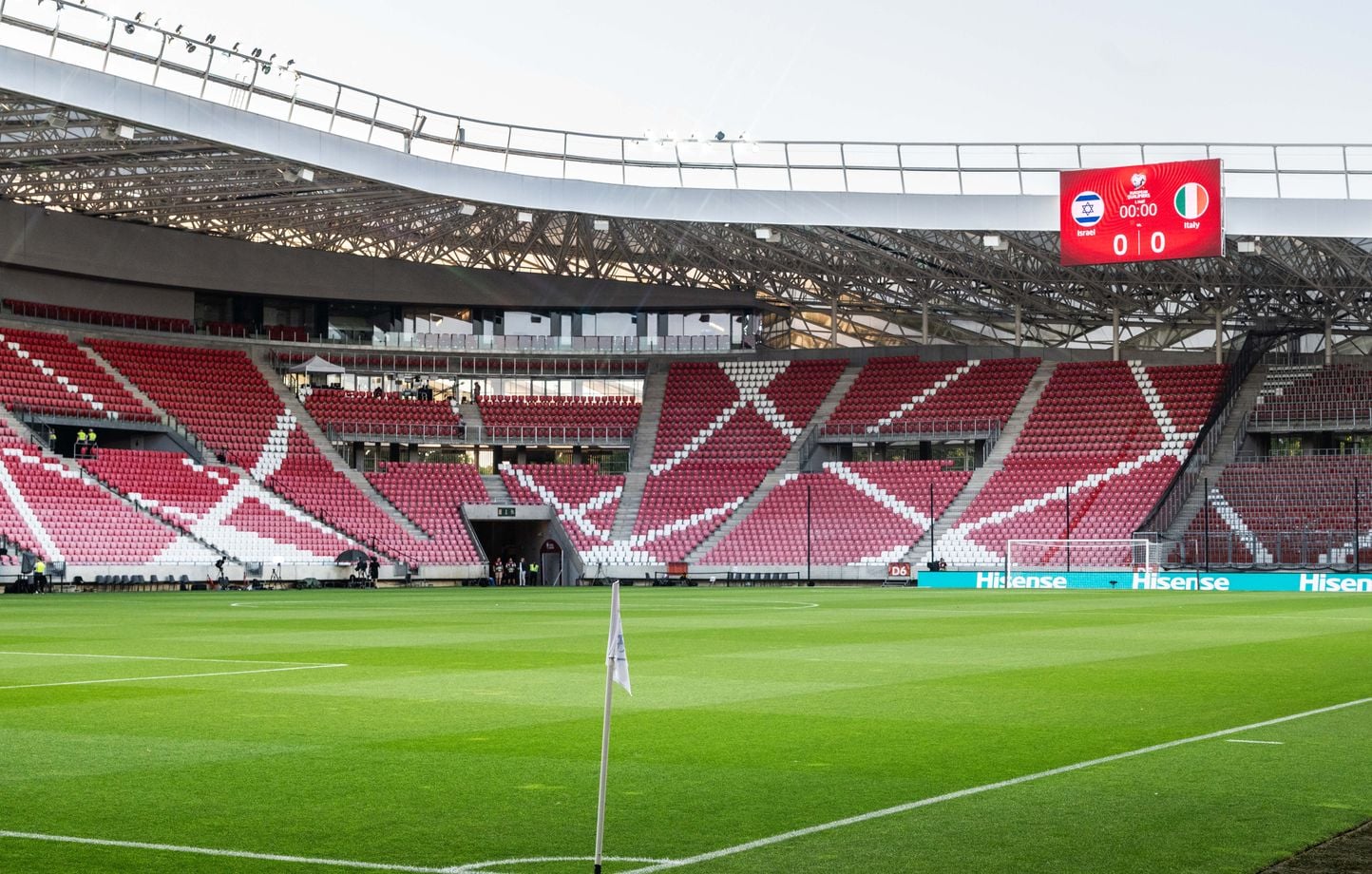 Football : Une caméra aérienne ne s'écrase pas sur un cameraman au match Hongrie-Kazakhstan