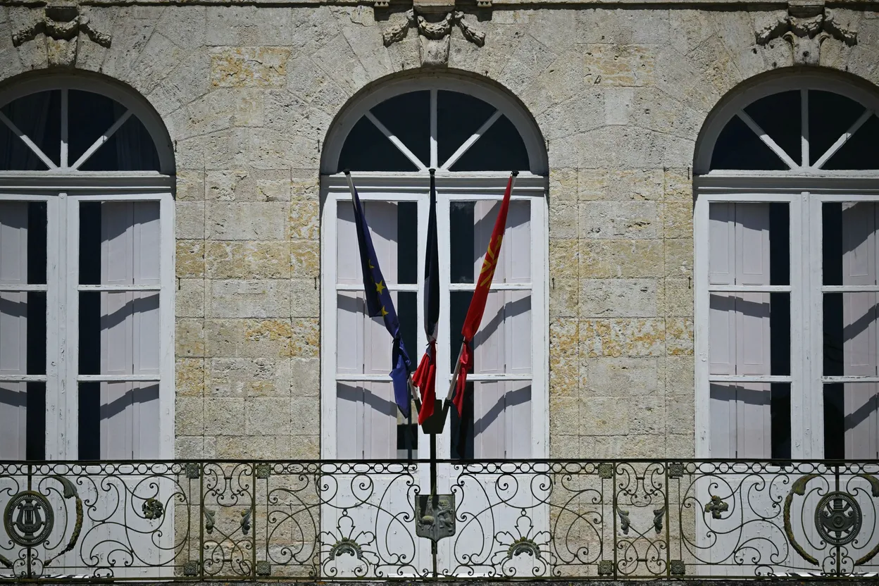 France : des centaines de personnes ne manquent pas les obsèques de Lyhanna