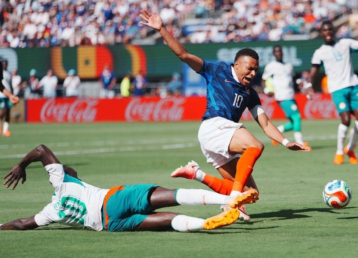 Kylian Mbappé a beau avoir été déséquilibré par ce tacle de Sadio Mané, il n'a pas obtenu le penalty qu'il pensait mériter, à la 58e minute de jeu de ce France-Sénégal.
