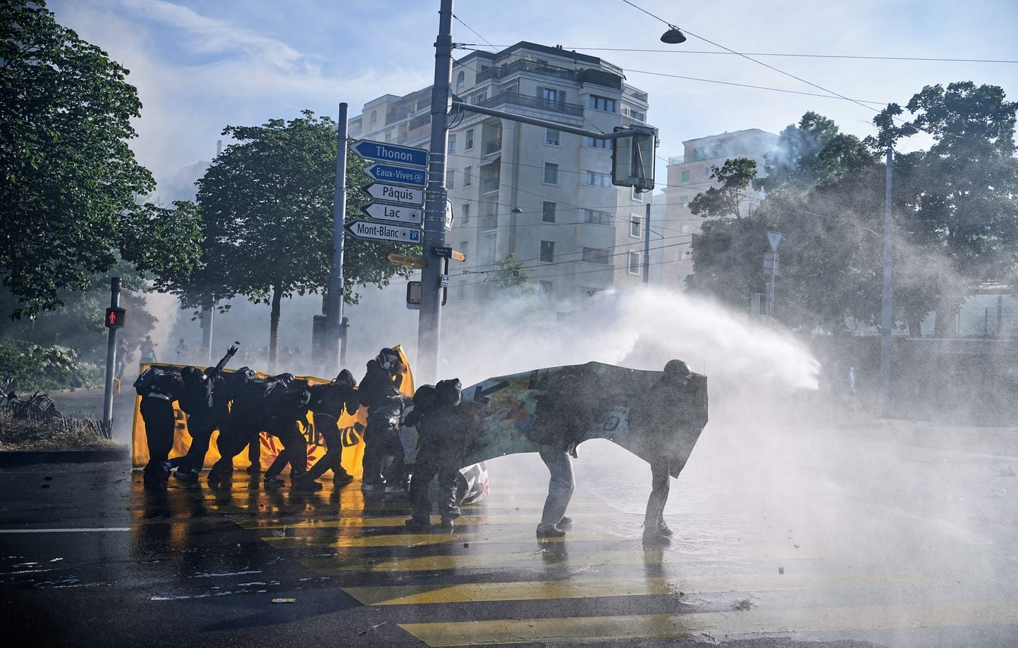 G7 à Évian : Violents affrontements entre manifestants et police à Genève