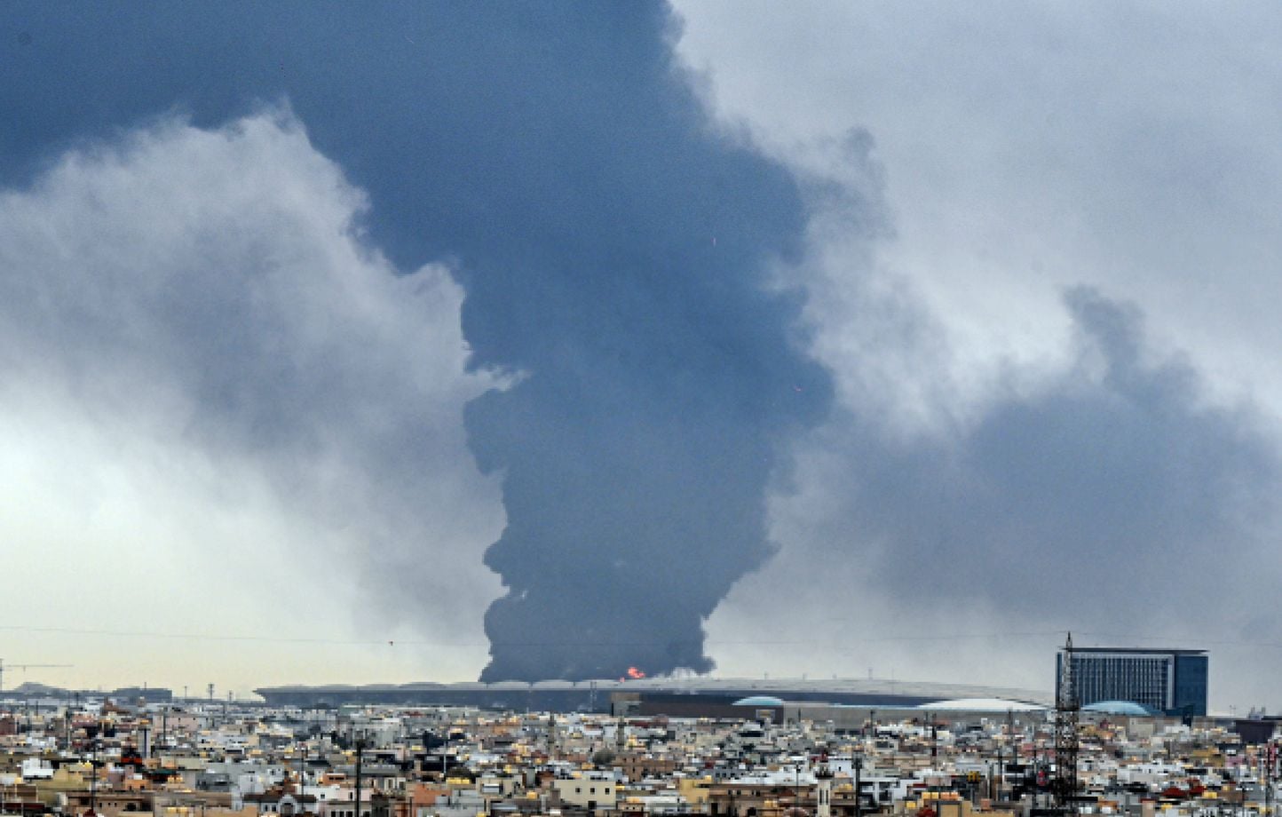 Guerre au Moyen-Orient : Drones iraniens attaquent l'aéroport du Koweït, un mort et plusieurs blessés