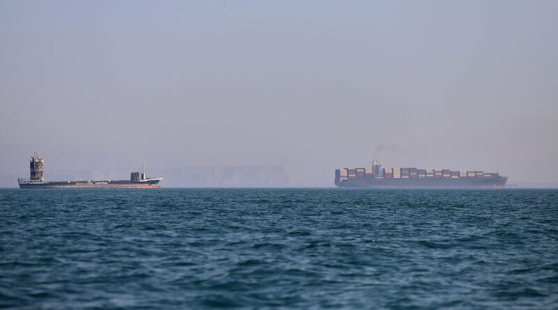 Guerre au Moyen-Orient : l'Iran ferme le détroit d'Ormuz, États-Unis vigilants