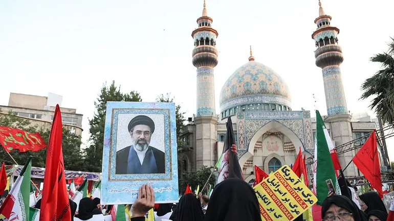 Manifester de soutien au Guide suprême iranien Mojtaba Khamenei, le 12 juin 2026 sur la place de la Palestine à Téhéran, en Iran.