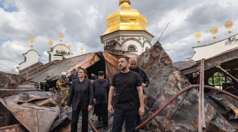 Guerre en Ukraine : Kiev choqué par les bombes sur la cathédrale, Macron presse Trump