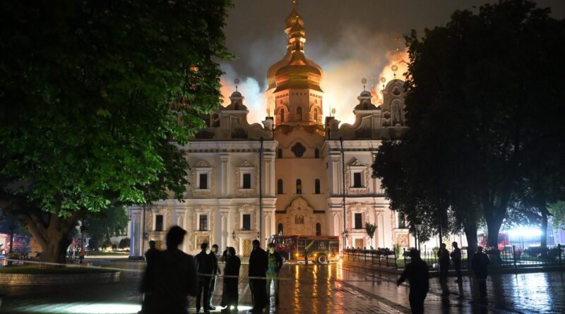 Guerre en Ukraine : Neuf morts, la cathédrale de la Dormition en feu.