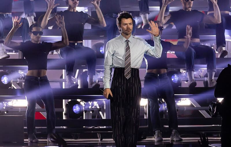 Harry Styles s'écroule sur scène à Londres, des inquiétudes se manifestent.
