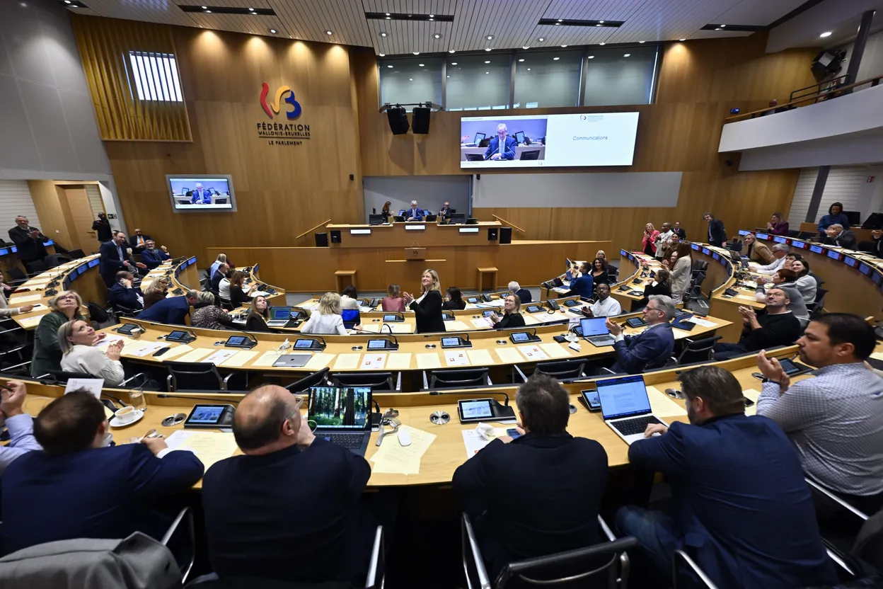 Huit constitutionnalistes dénoncent une "violation frontale" du règlement parlementaire.