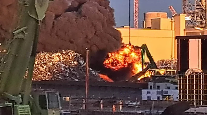 Incendie chez Cometsambre près de Mons : 400 tonnes de carcasses en feu.