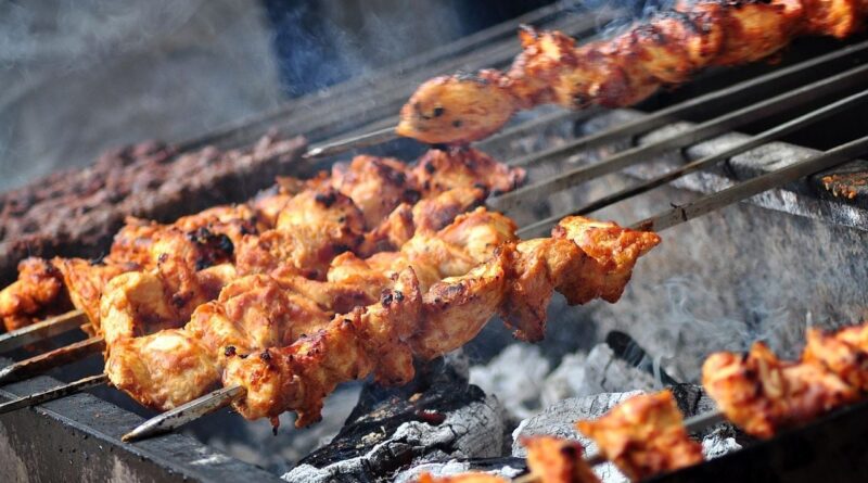 Indonésie : Un homme suspecté d'avoir tué sa belle-mère avec des brochettes de poulet empoisonnées.