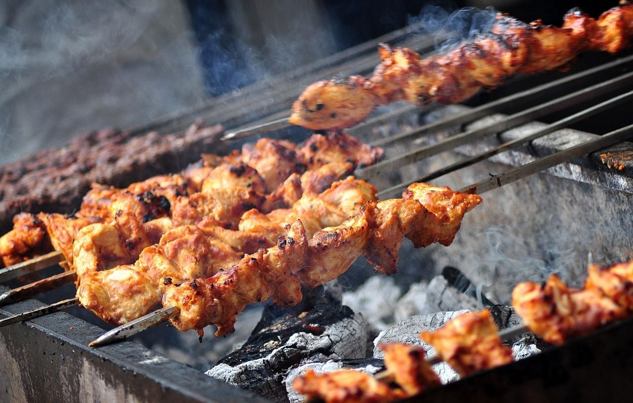 Indonésie : Un homme suspecté d'avoir tué sa belle-mère avec des brochettes de poulet empoisonnées.