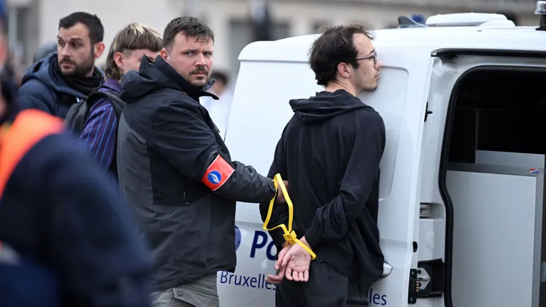 La police belge procède à l'interpellation de certains manifestants lors d'une manifestation organisée par des étudiants à Bruxelles, en Belgique, le 5 juin 2026, pour s'opposer aux coupes budgétaires prévues dans l'enseignement francophone.