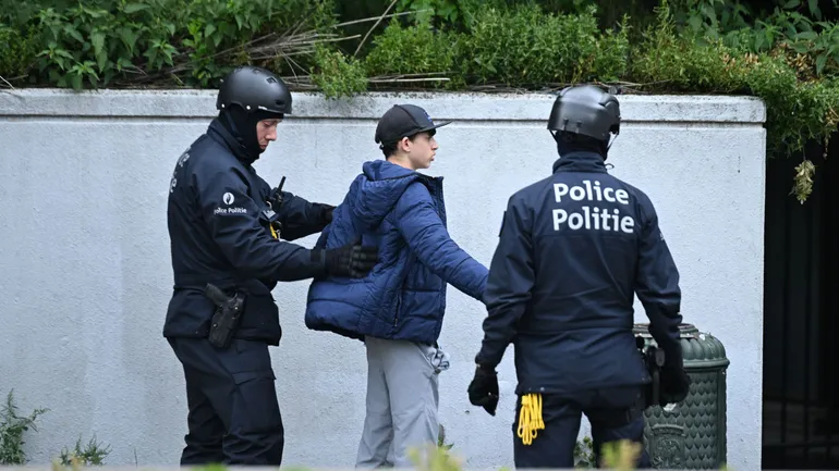 La police belge procède à la fouille de certains manifestants lors d'une manifestation organisée par des étudiants à Bruxelles, en Belgique, le 5 juin 2026, pour s'opposer aux coupes budgétaires prévues dans l'enseignement francophone.