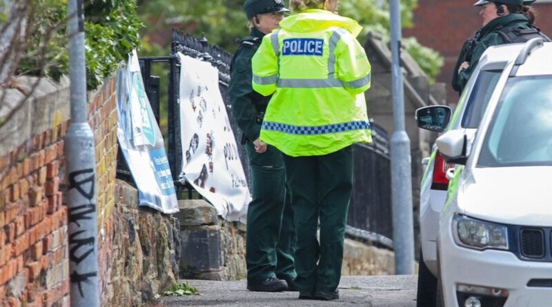 Irlande du Nord : Une attaque au couteau filmée provoque des tensions et des manifestations.