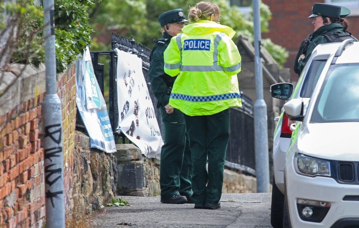 Irlande du Nord : Une attaque au couteau filmée provoque des tensions et des manifestations.