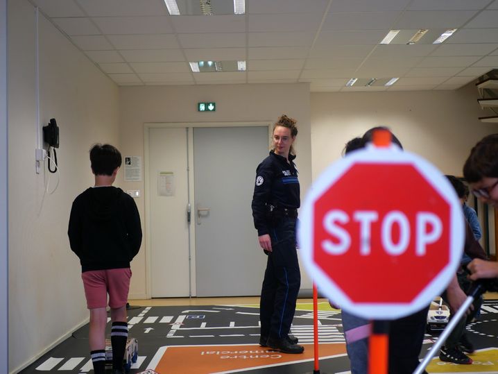 La police municipale sensibilise près de 1.500 enfants aux dangers de la route chaque année dans les écoles de Rennes. Des ateliers sont organisés pour les éduquer.
