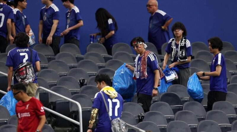 Japon-Tunisie : Des supporters japonais nettoient le stade à Monterrey
