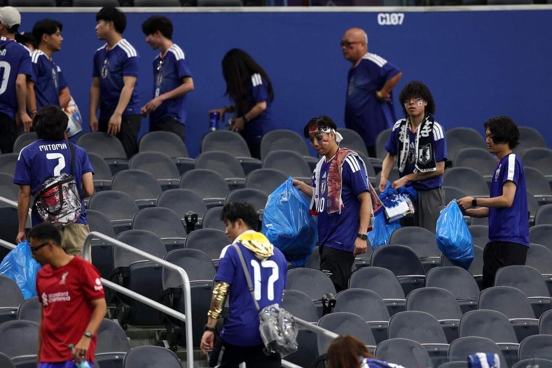 Japon-Tunisie : Des supporters japonais nettoient le stade à Monterrey