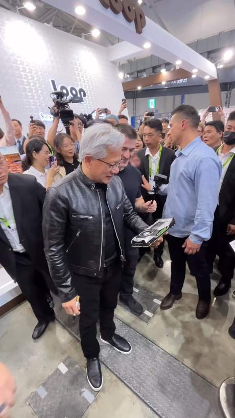 275K views · 2.5K reactions ｜ 卡位成功！小編傳家寶！！ #Computex #黃仁勳 ｜ XFastest Media-0001