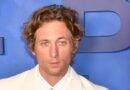 Jeremy Allen White évoque l'interdiction des réseaux sociaux pour les ados.