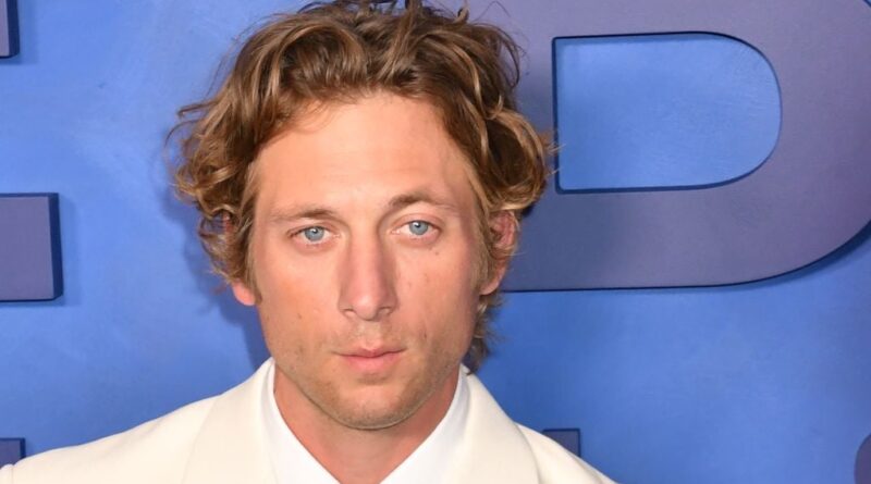 Jeremy Allen White évoque l'interdiction des réseaux sociaux pour les ados.