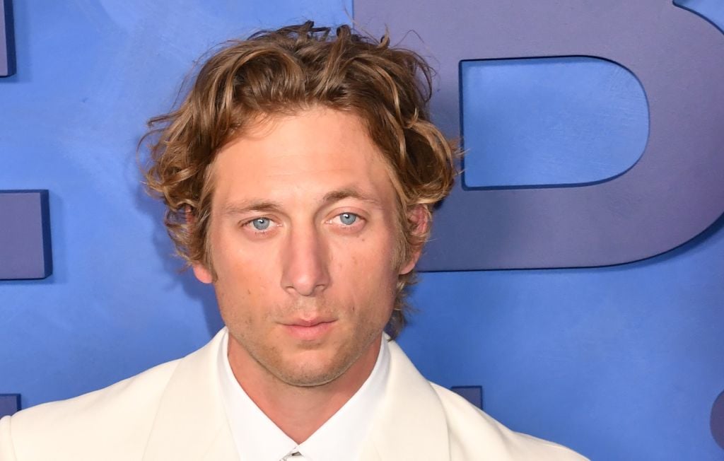 Jeremy Allen White évoque l'interdiction des réseaux sociaux pour les ados.