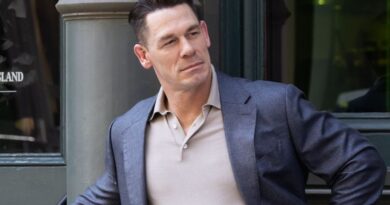 John Cena se rase le crâne avant sa deuxième transplantation capillaire.