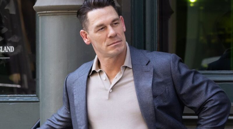 John Cena se rase le crâne avant sa deuxième transplantation capillaire.
