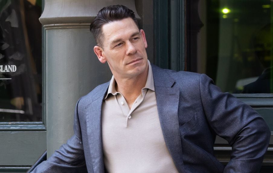 John Cena se rase le crâne avant sa deuxième transplantation capillaire.