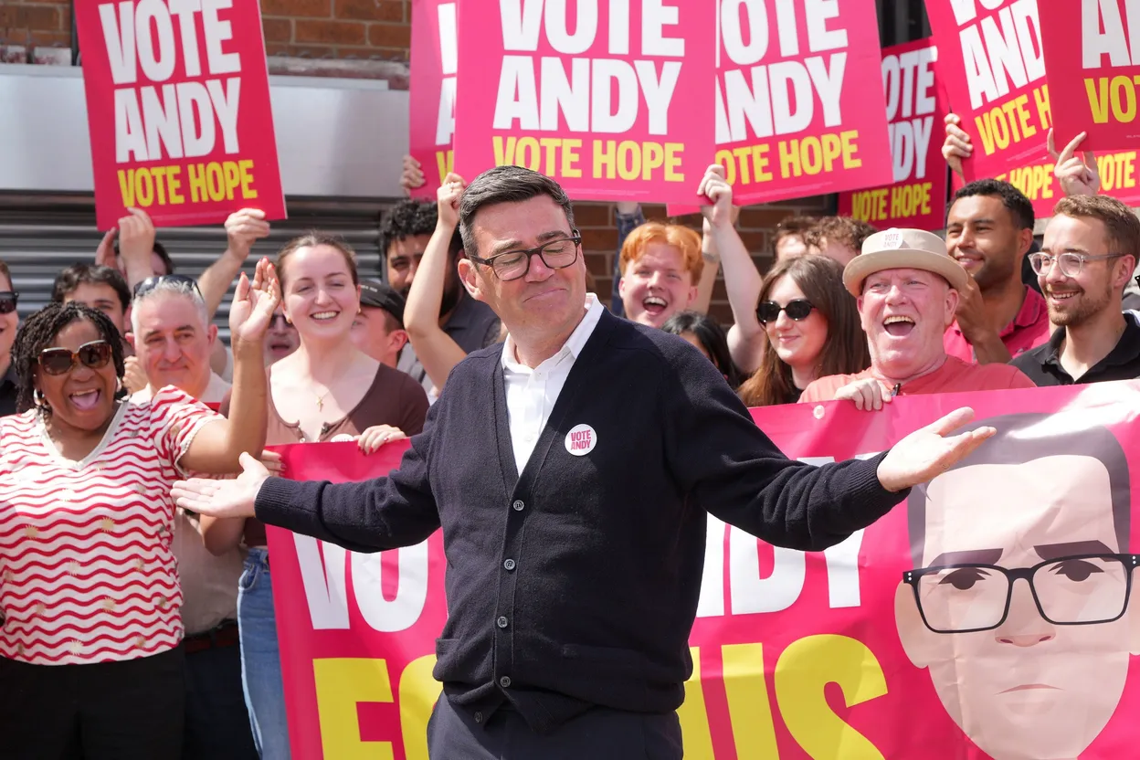 Keir Starmer démissionne, Andy Burnham se présente pour le remplacer.