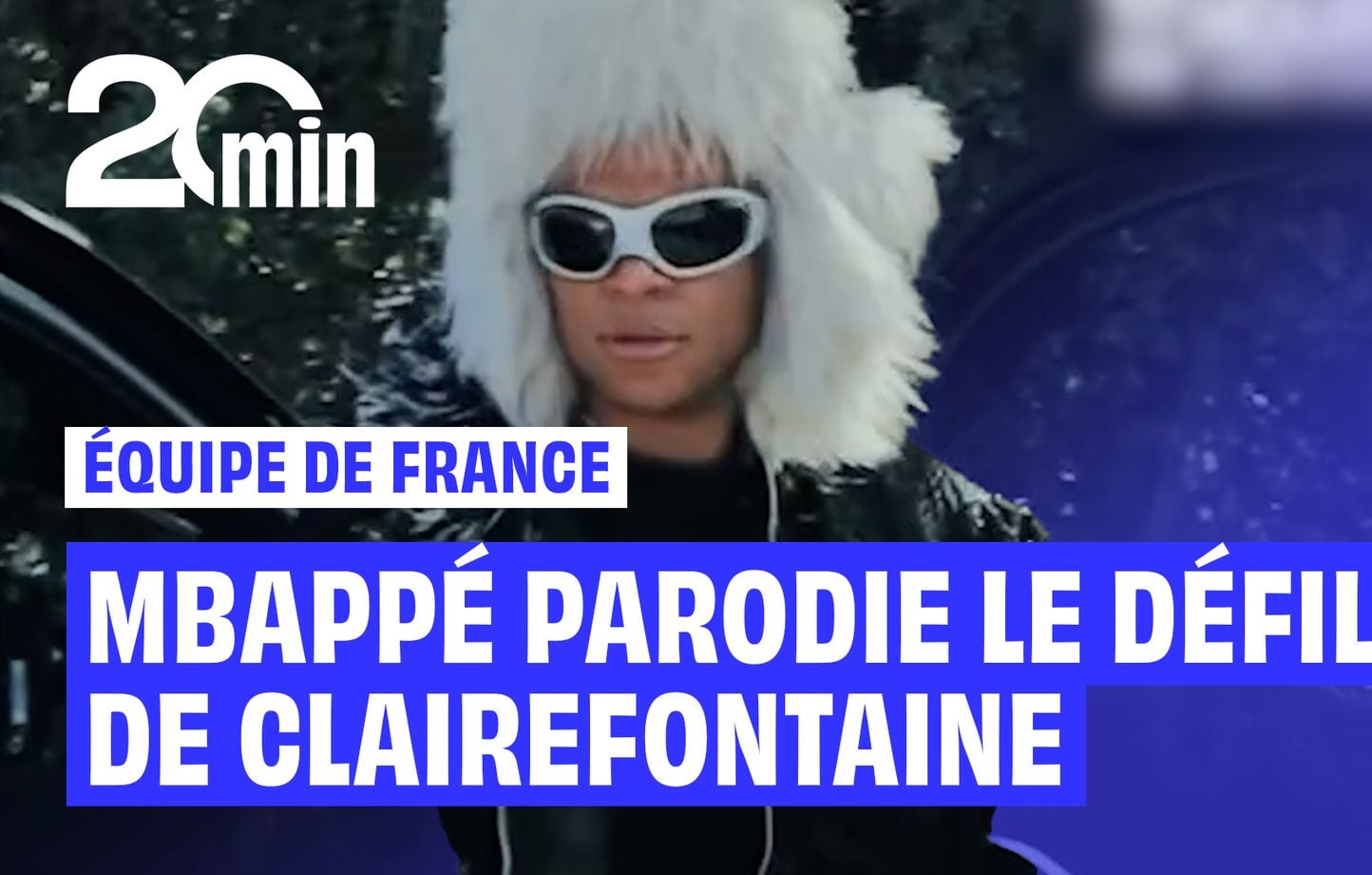 Kylian Mbappé parodie le défilé de Clairefontaine en fourrure rose.